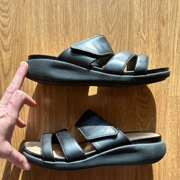 ⭐️ LIKE NEW ⭐️ Clark’s Unstructured Adjustable Velcro Leather Sandals - Picture 3 of 5